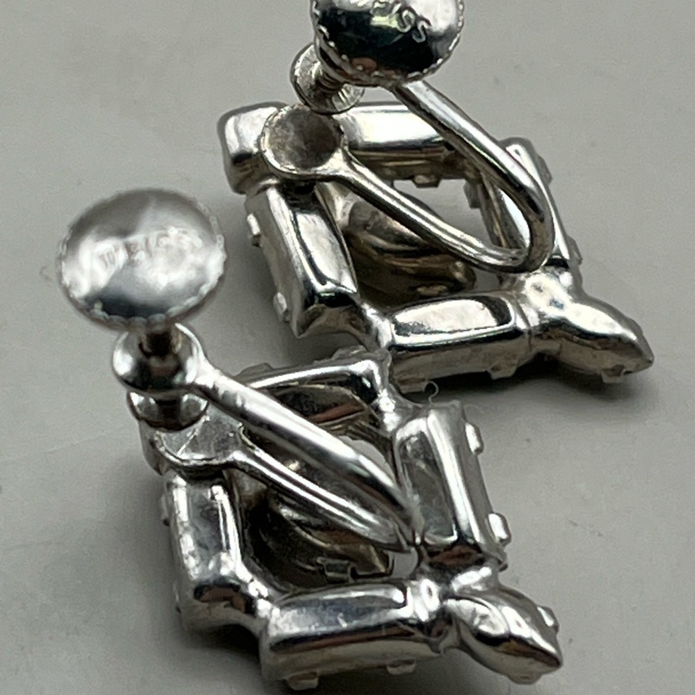 Elegant Vintage Weiss Screw Back Diamond cut Silver Crystal Earrings - Picture 2 of 6